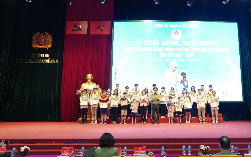 Trao khen cho các em học sinh có hoàn cảnh khó khăn vẫn vươn lên đạt thành tích cao trong học tập