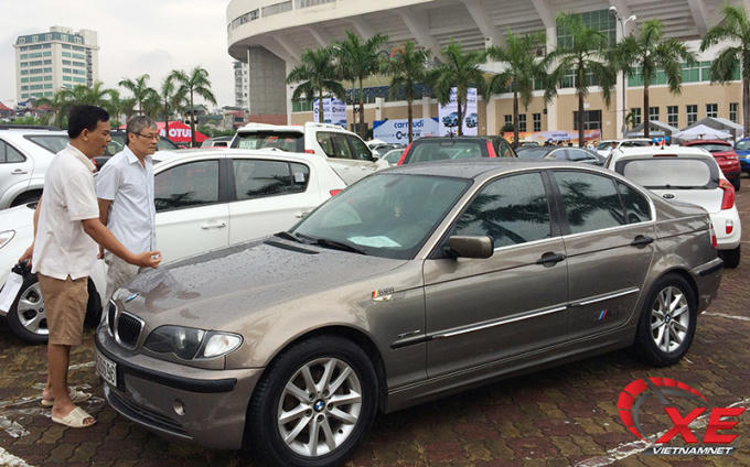 Khách mua xe sang cũ càng cần phải kiểm tra kỹ càng trước khi quyết định mua.