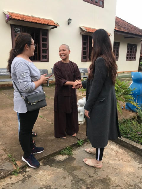 Trước thềm năm học mới, Nam Em giản dị đi trao qu&agrave;, b&aacute;nh, dụng cụ học tập cho trẻ em ngh&egrave;o tại Đ&agrave; Lạt