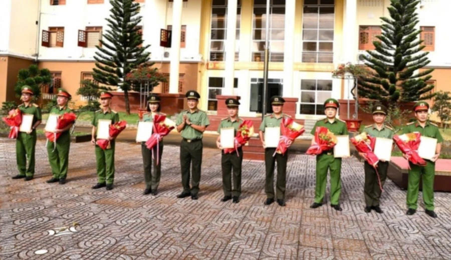 Thừa ủy quyền của Bộ Công an, Đại tá Hồ Song Ân, Giám đốc Công an tỉnh Đắk Nông, trao thưởng cho các đơn vị. Ảnh: Cao Nguyên