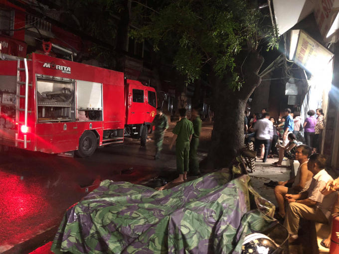 Xe cứu hoả vẫn luôn túc trực sẵn sàng phòng rủi ro cháy lại.