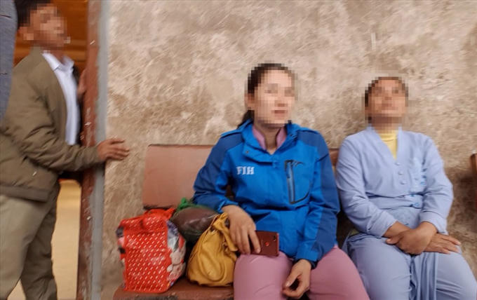 Hai mẹ con người Bắc Ninh vừa ra khỏi phòng thỉnh vong.