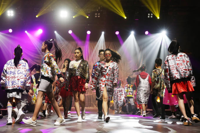 Dàn mẫu nhào lộn, múa lụa trên sân khấu thời trang Hong Kong