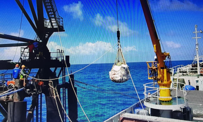 Đội sửa chữa chuyển vật liệu l&ecirc;n nh&agrave; gi&agrave;n.