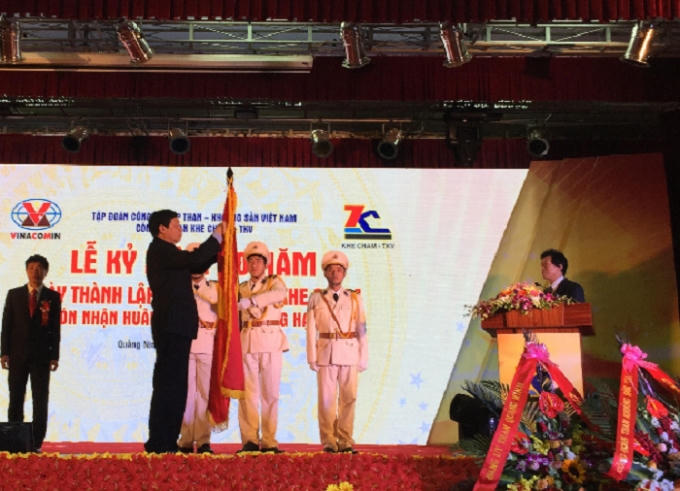 Ông Nguyễn Đức Long, phó Bí Thư tỉnh uỷ, chủ tịch UBND tỉnh trao Huân chương lao động hạng nhì cho Công ty than Khe Chàm.