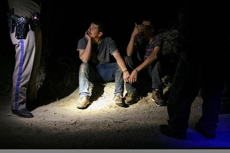 Nhiều người nhập cư trái phép tiếp tục bị bắt giữ sau khi vượt biên trái phép từ Mexico vào Mỹ. (Nguồn ảnh: Reuters).