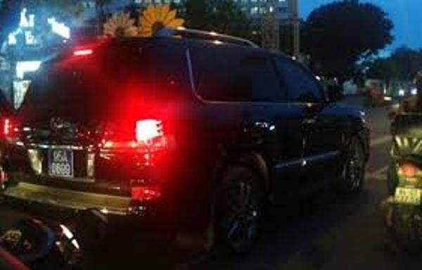 Đại tá Võ Chí Thanh, Trưởng phòng CSGT đường bộ - đường sắt, Công an tỉnh Hậu Giang nhận hình thức kỷ luật khiển trách.