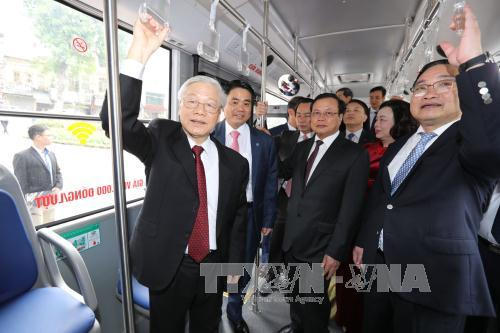 Tổng Bí thư Nguyễn Phú Trọng đi xe buýt Hà Nội. (Ảnh: Trí Dũng – TTXVN)