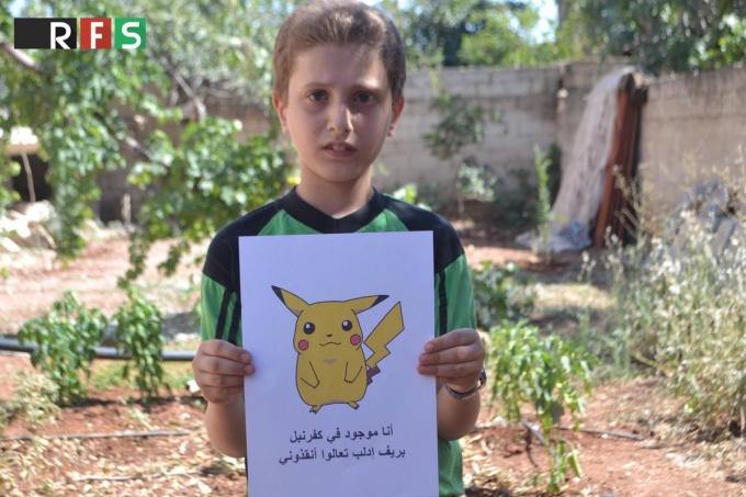"Em tên là Kafr Nabl, ở vùng ngoại ô thành phố Idlib. Làm ơn đến và cứu em với". (Ảnh: RFS)