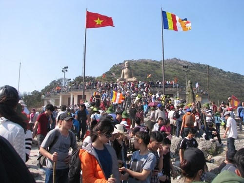 Lối từ An Kỳ Sinh đến chùa Đồng nườm nượp du khách. Chùa Đồng là nơi thiêng liêng của Yên Tử. Tại đây, đức vua Phật Hoàng Trần Nhân Tông thường tọa thiền, tỏa ánh hào quang tâm linh nhắc nhở con cháu muôn đời chung sức, đồng lòng gìn giữ nước non.