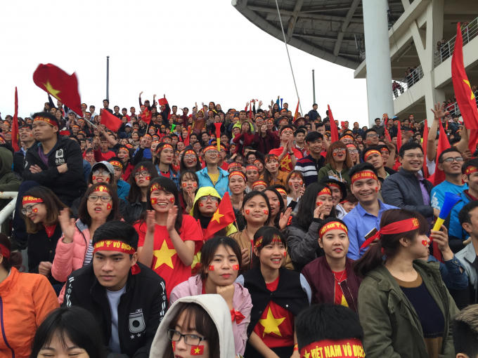 Những băng rôn với hình cờ đỏ sao vàng được các cổ động viên dán lên mặt cùng với đó là dòng chữ Việt Nam vô địch ở trên đầu.