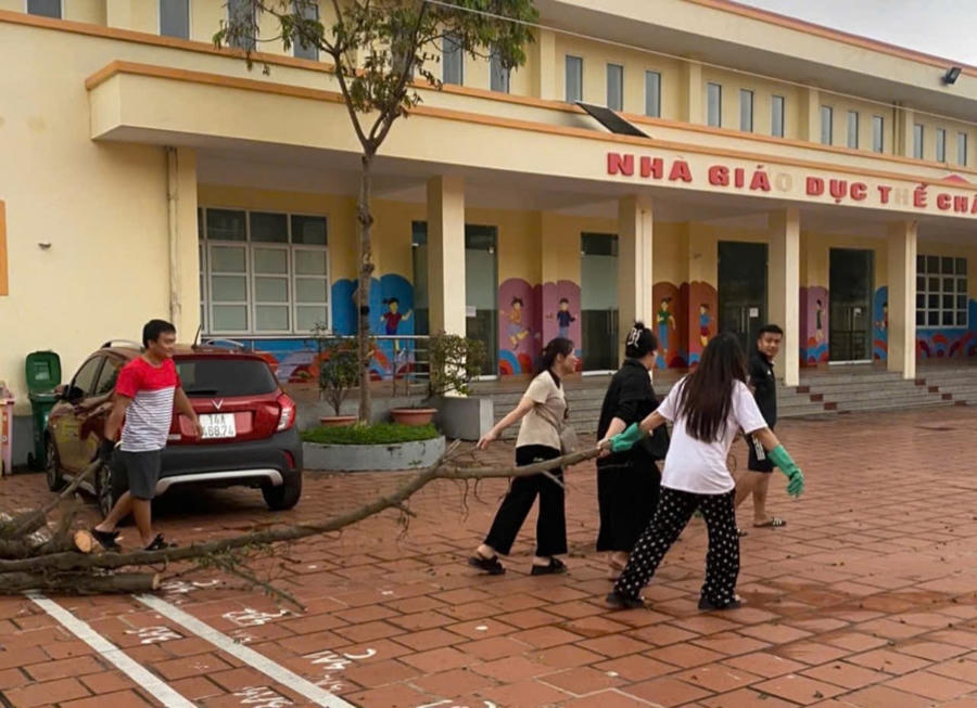 Thầy cô Trường Tiểu học Cẩm Bình (TP Cẩm Phả) dọn dẹp sau bão số 3.