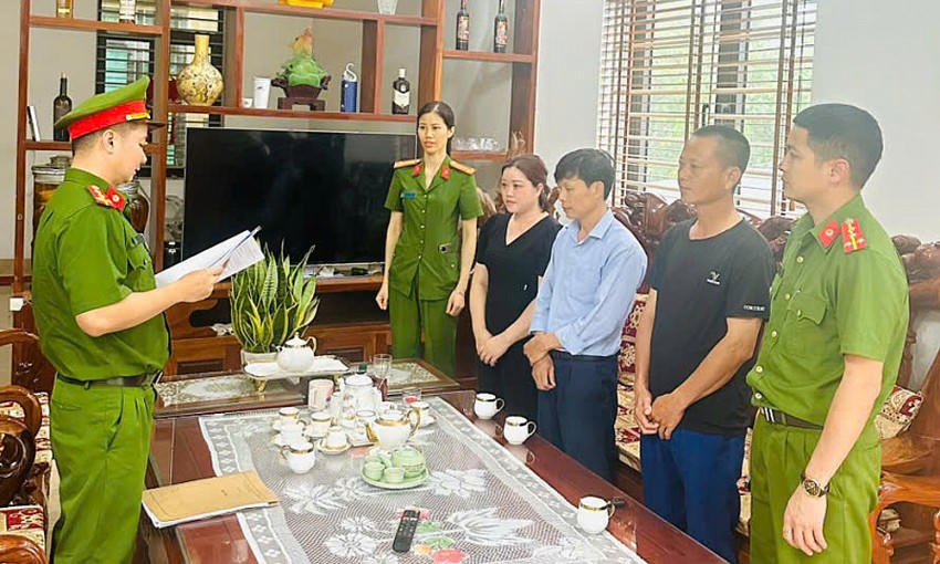 Cơ quan Cảnh sát điều tra (Công an tỉnh Bắc Giang) thi hành lệnh cấm đi khỏi nơi trú và Quyết định tạm hoãn xuất cảnh đối với Lương Thị Hằng. Ảnh: Báo Bắc Giang