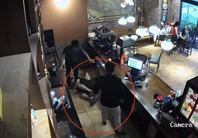Hình ảnh cắt từ camera nhân viên quán cafe bị khách hành hung vì nhắc nhở không được hút thuốc lá trong quá.