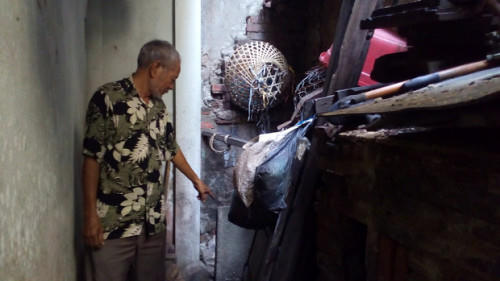 Bác Nguyễn Văn Dung chỉ cho PV chỗ cống bị ứ nước.