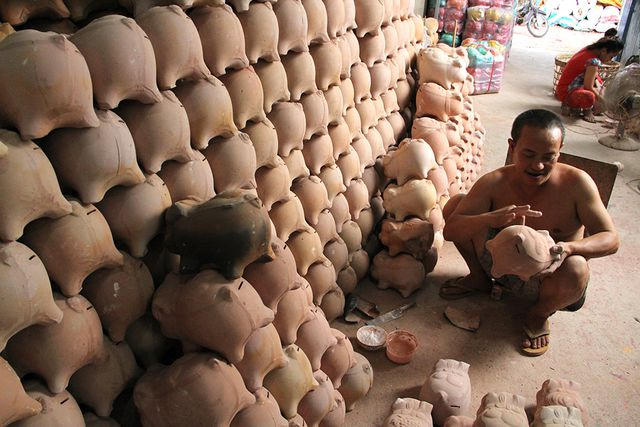 Trước khi nung, thợ thủ c&ocirc;ng kiểm tra heo đất lại lần cuối. Những con heo đất bị lỗi sẽ được loại ra.