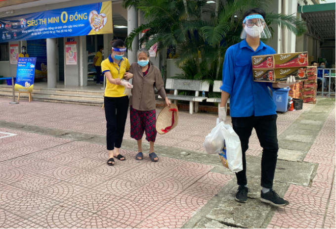 Nhân viên PNJ và các tình nguyện viên luôn sẵn sàng đồng hành cùng người dân trong quá trình mua hàng