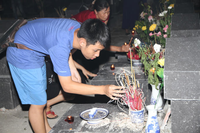 Hơn 3000 ngọn nến tri &acirc;n được thắp tại nghĩa trang liệt sĩ H&agrave; Nội