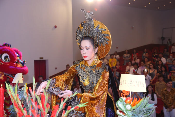 Trịnh Kim Chi tất bật chuẩn bị mọi c&ocirc;ng đoạn cho giỗ Tổ s&acirc;n khấu trang nghi&ecirc;m