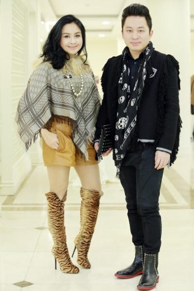 Không biết có phải vội đến sự kiện nên Thanh Lam đã "quơ nhầm" chiếc bốt da báo của con gái mình không?. Cả bộ trang phục mang phong cách "trên đông dưới hè" này của Thanh Lam có vẻ như không ăn nhập gì với nhau. Ảnh: internet.