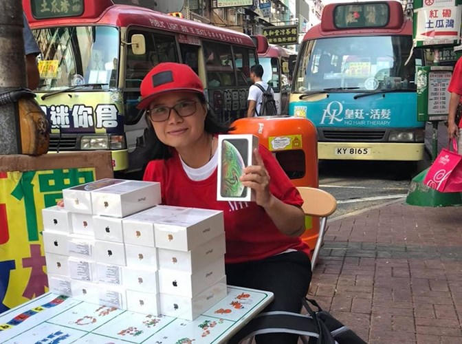 Tương tự năm ngoái, Hong Kong luôn khác biệt với phần còn lại của thế giới khi có những "Apple Store" lề đường. (Ảnh: Zing).