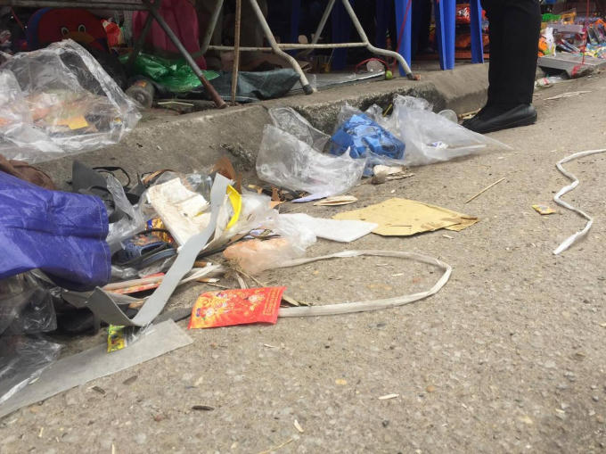 Rất nhiều túi ni lông ở bên vệ đường