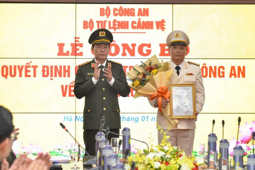 Thượng tướng Lê Quốc Hùng - Thứ trưởng Bộ Công trao quyết định của Bộ trưởng Bộ Công an điều động và bổ nhiệm Đại tá Phạm Thanh Hùng giữ chức vụ Tư lệnh Bộ Tư lệnh Cảnh vệ.