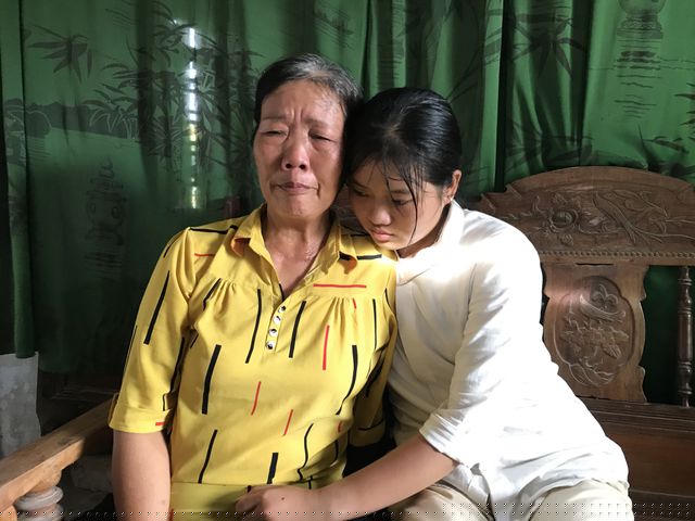 Chưa bao giờ Ngọc xa mẹ nên bà Hạt rất lo lắng. Tuy nhiên được phía nhà trường quan tâm, lãnh đạo trường vào tận nhà đón nên bà Hạt cũng an lòng hơn.