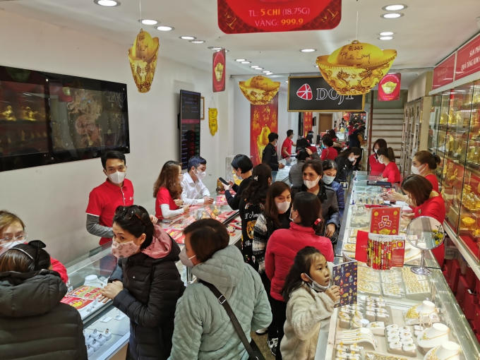 Ghi nhận thực tế, ngày 9 tháng Giêng (Âm Lịch), phố “vàng” Trần Nhân Tông (quận Hai Bà Trưng, Hà Nội) đã ngập tràn sắc đỏ Thần Tài và tấp nập khách mua vàng.