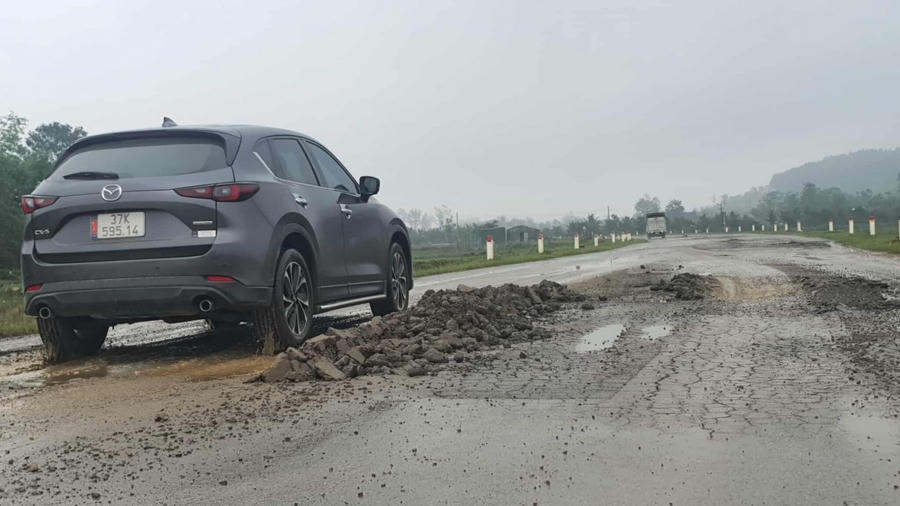 Việc lưu thông trên tuyến đường liên xã gặp nhiều khó khăn.