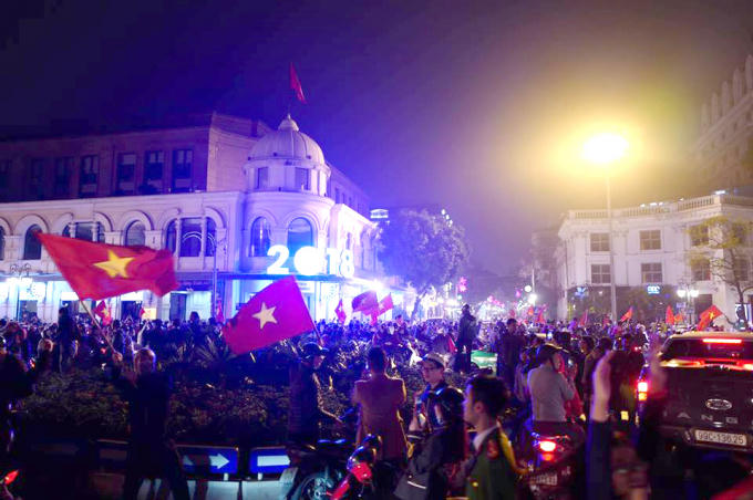 Nhiều nơi trên khắp cả nước người hâm mộ đã có một đêm không ngủ để chia vui cùng nhau.