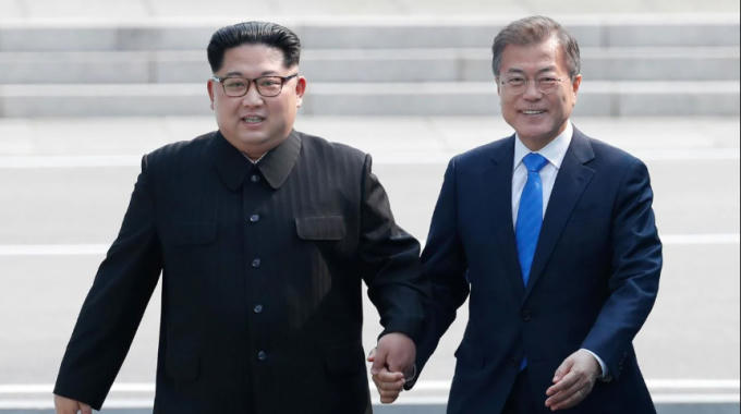 Chủ tịch Triều Tiên Kim Jong-un và Tổng thống Hàn Quốc Moon Jae-in. Ảnh: The Australian