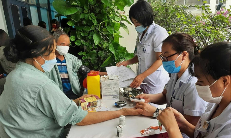 Người già kiểm tra đường huyết tại bệnh viện. Ảnh: Bệnh viện Lão khoa Trung ương