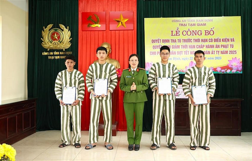 Đại tá Phan Thị Loan, Phó Giám đốc Công an tỉnh Nam Định trao quyết định giảm án cho các phạm nhân đủ điều kiện. Ảnh: BCA
