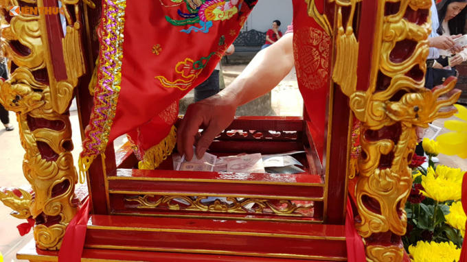 Những hình ảnh xấu xí trước giờ khai Ấn Đền Trần