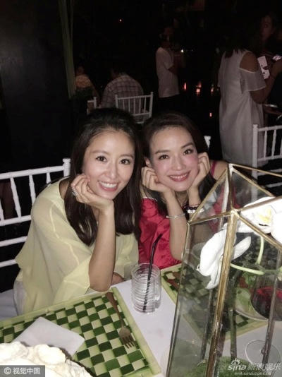 Lâm Tâm Như chụp ảnh cùng bạn thân là Thư kỳ.