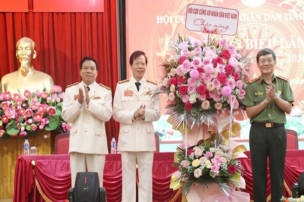 Trung tướng Trần Văn Nhuận, Phó Chủ tịch Hội Cựu CAND Việt Nam tặng hoa chúc mừng Đại hội.