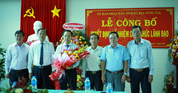 Ông Nguyễn Văn Mạnh, tân Giám đốc Sở Tư Pháp tỉnh Bà Rịa – Vũng Tàu nhận hoa chúc mừng.