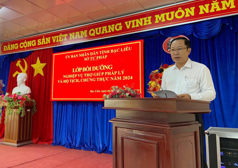 Ông Nguyễn Duy Tuấn - Phó Giám đốc Sở Tư pháp Bạc Liêu, phát biểu khai mạc lớp bồi dưỡng nghiệp vụ.