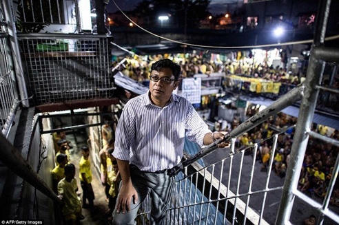 Raymund Narag, một tù nhân bị kết án 7 năm tù vì cáo buộc giết người cho biết anh phải sống trong phòng cùng 30 tù nhân khác thay vì chỉ 5 người. “Tôi sống qua ngày bằng cơm cá khô nhưng không phải bữa nào cũng được ăn”. (Ảnh: AFP)