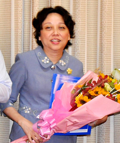 Bà Phong Lan nhận quyết định về Ban an toàn vệ sinh thực phẩm của thành phố. (Ảnh: T.S)