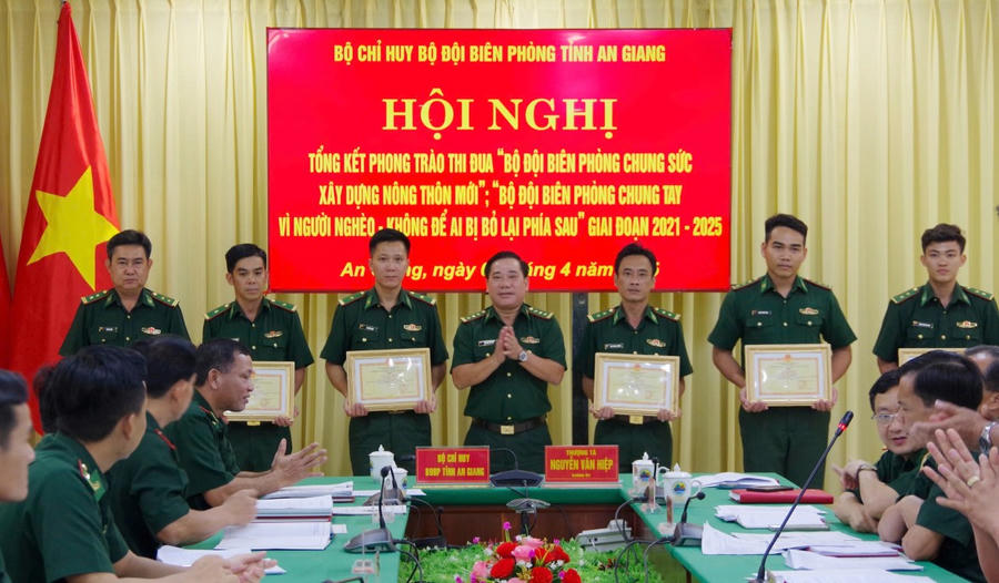 Khen thưởng các tập thể, cá nhân