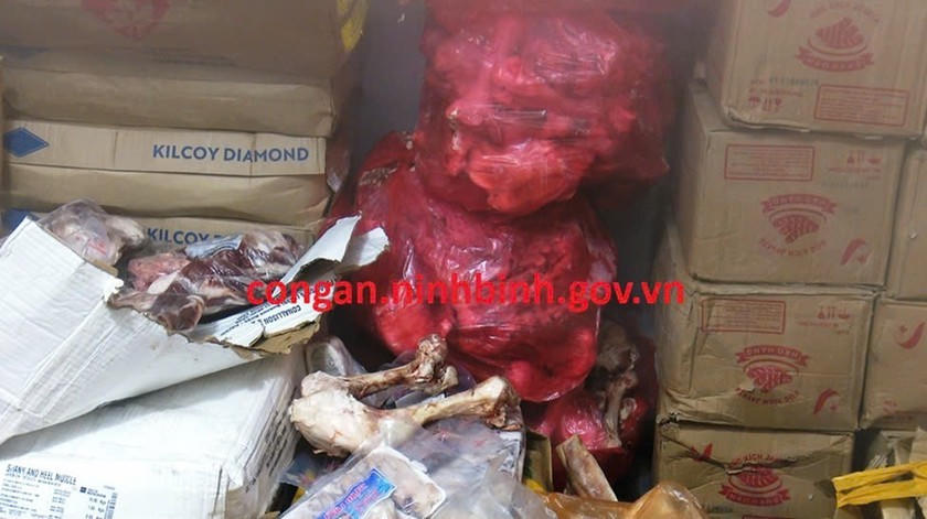 Gần 6,5 tấn thực phẩm đông lạnh không rõ xuất xứ được lực lượng chức năng phát hiện. (Ảnh: CANB)