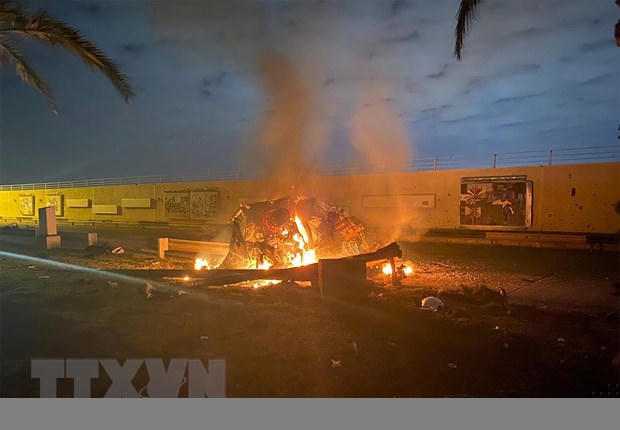 Xe ôtô bốc cháy sau vụ không kích do Mỹ tiến hành tại sân bay quốc tế thủ đô Baghdad, Iraq, ngày 3/1/2020. (Ảnh: AFP/TTXVN)