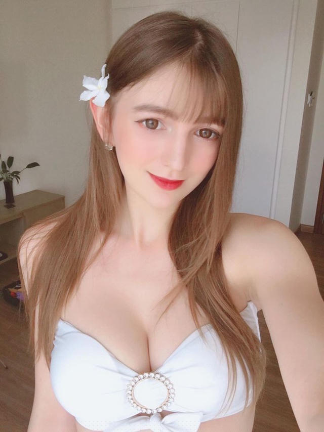 Alexandra Rud  sở hữu gương mặt xinh như thiên thần và vóc dáng gợi cảm. 