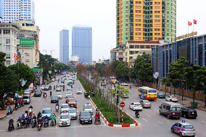 Hồi cuối năm 2017, Hà Nội đã chi hàng chục tỷ đồng để xén thảm cỏ, dải phân cách giữa đường Nguyễn Chí Thanh. Đây từng là một trong những tuyến phố đẹp nhất thủ đô với thảm cỏ, cây xanh rộng 20 m.