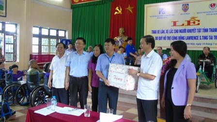 Bộ trưởng Lê Thành Long và lãnh đạo tỉnh Thanh Hóa tặng quà cho hội bảo trợ người tàn tật và trẻ mô côi.