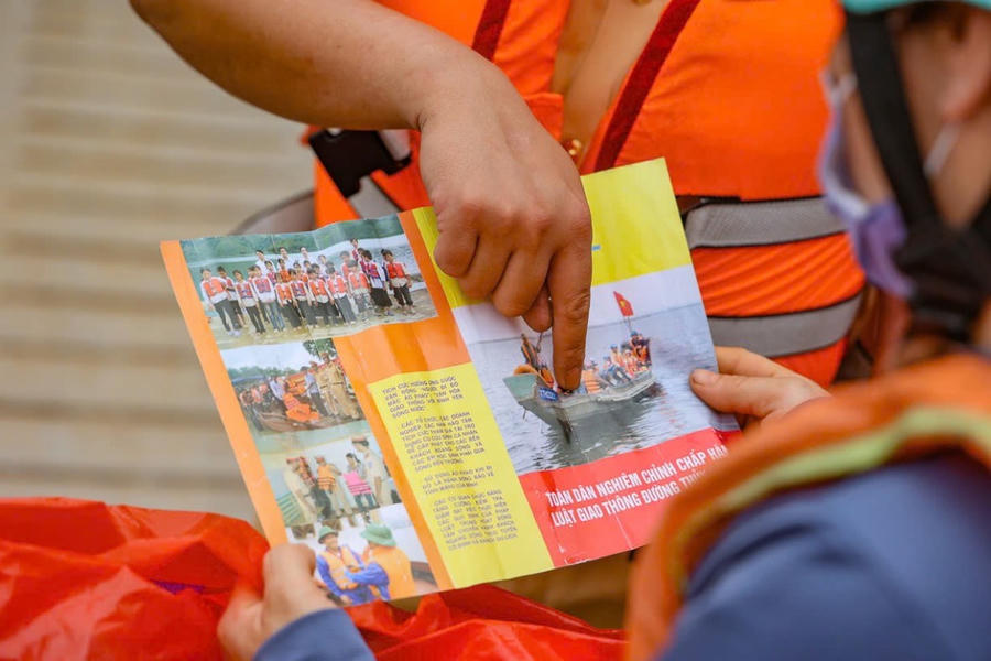 Cán bộ Đội CSGT đường thủy số 2 phổ biến pháp luật cho người dân tham gia giao thông đường thuỷ.