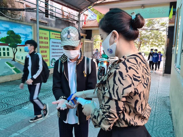 Trường THCS Ngô Quyền kiểm tra thân nhiệt cho học sinh ngay tại cổng trường