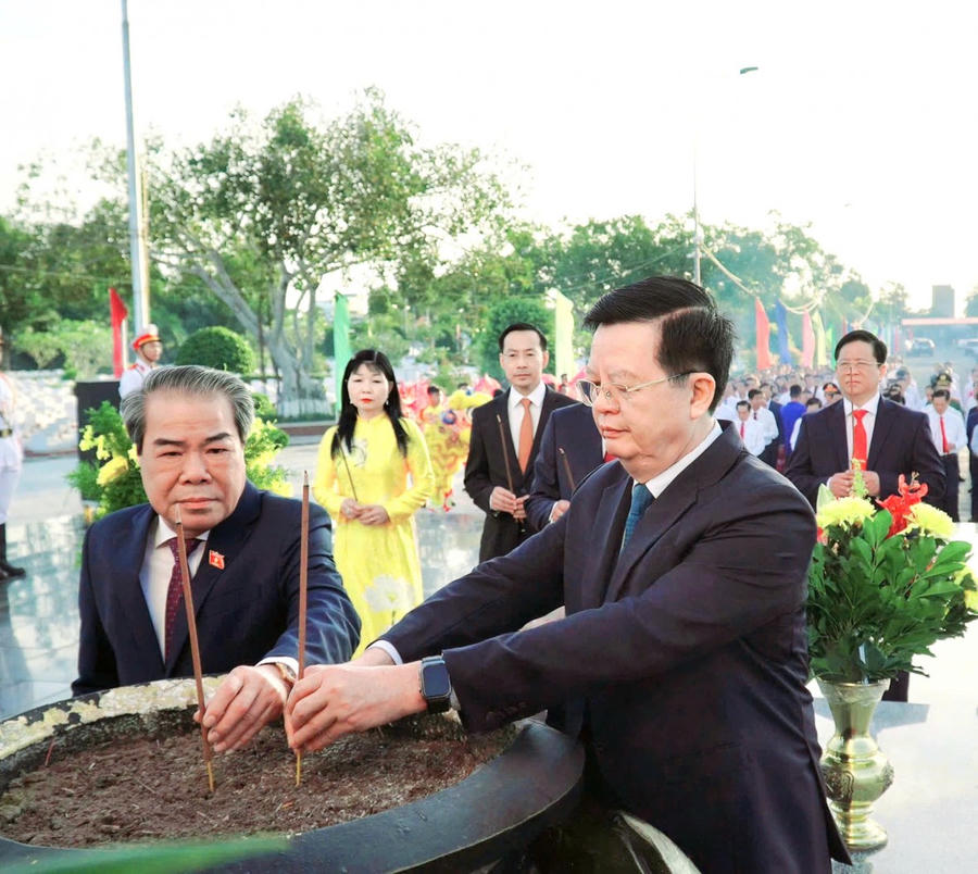 Phó Thủ tướng Chính phủ Mai Văn Chính dâng hương viếng Nghĩa trang liệt sĩ tỉnh Kiên Giang.